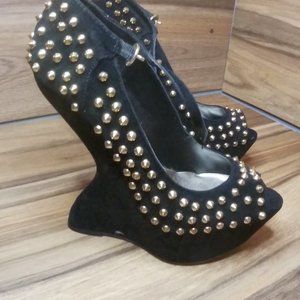 Steve Madden “Gamblee” Studded Wedge Heels Open Toe Black & Gold Women's 9